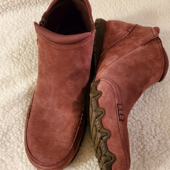 Skechers Women's relaxed fit size 11 suade ankle boots. Burgandy. Side zipper - Picture 2 of 10